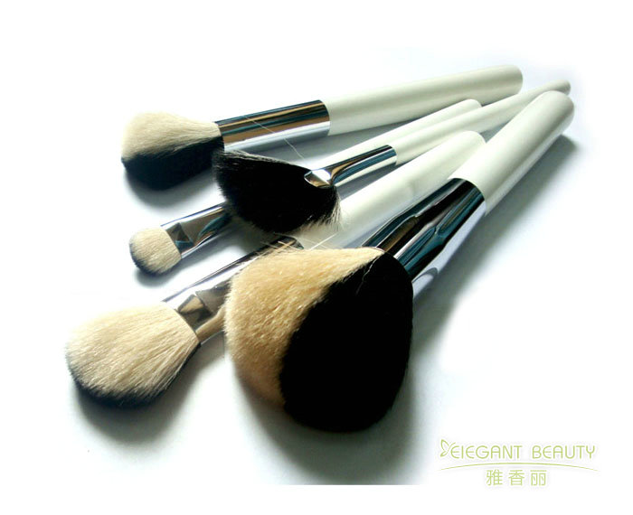 如何根據季節變化或妝容趨勢，更新成套91免费版网址的配置？